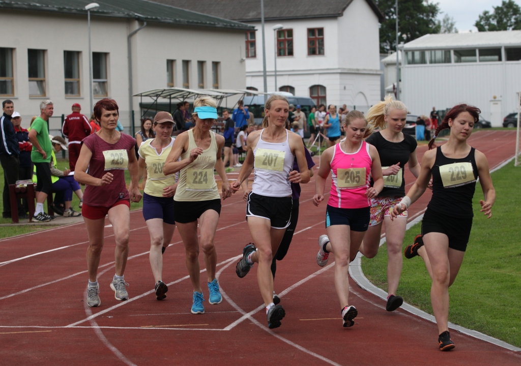 Dāmas sacenšas 1500 metru skrējienā. 	
Autors: Gatis Bogdanovs