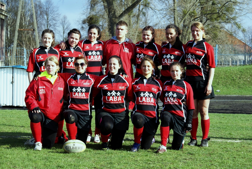 Sindija Širaka (otrajā rindā - trešā no labās) ir pārliecināta, ka regbijs kļūs arvien populārāks.
Autors: no personiskā arhīva