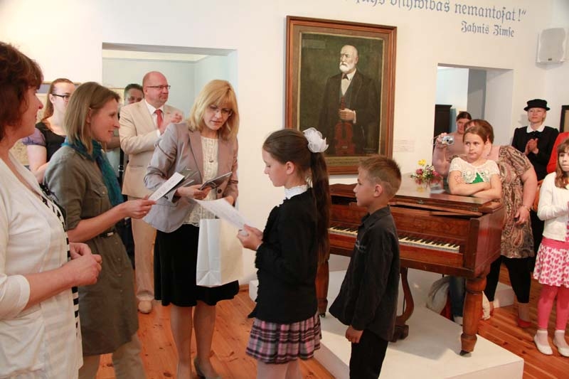 Gulbeni un Ranku pārstāvēja Aleksandra Mitrofanova, Daniela Dūrīte un Kristiāns Fīze.