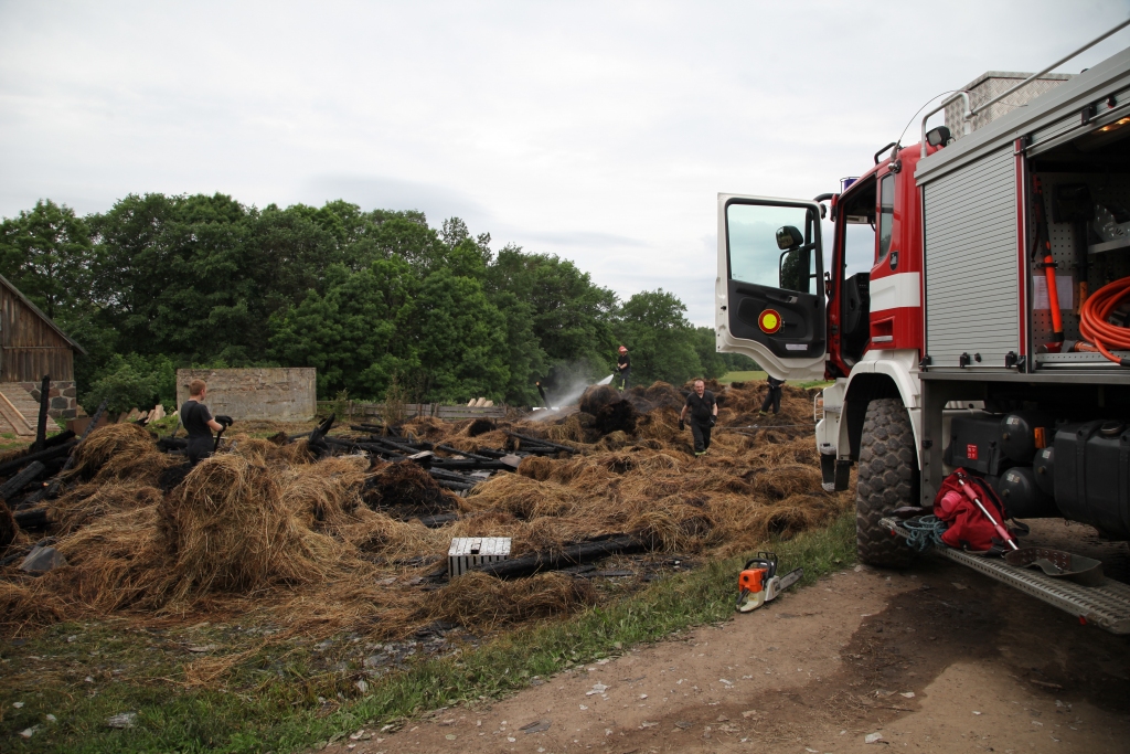 VUGD darbinieki joprojām strādā notikuma vietā - gruzdošie siena ruļļi tiek vesti ārā no šķūņa un laistīti, lai izslēgtu atkārtotas uzliesmošanas iespējamību.
Autors: Gatis Bogdanovs