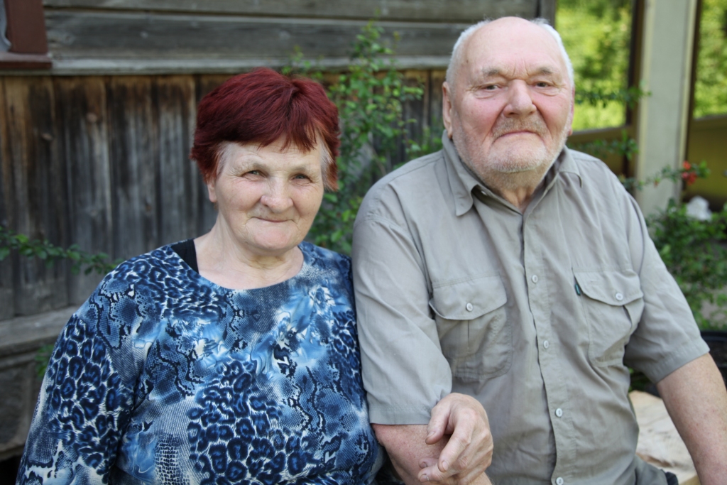 Katram pārim noteikti ir sava laimes recepte, kā nodzīvot kopā visu mūžu, sānu pie sāna un plecu pie pleca. Dainai un Visvaldim tas ir izdevies. Tagad viņi dienas aizvada, dzīvojot mājās, kopjot savu dārzu un gādājot par lopiem. 
Autors: Gatis Bogdanovs