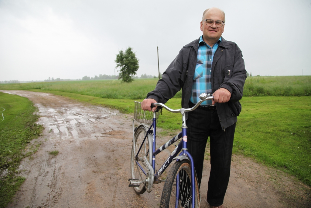 Ivars Cakuls joprojām pie pacientiem dodas ar savu divriteni vienalga kādos laika apstākļos. To viņš dara jau daudzus gadus. Tikai tad, ja pacients atrodas tālu no feldšerpunkta, tiek izmantots transports. „Pārvietošanās ar divriteni neļauj ierūsēt locītavām,” joko I.Cakuls. 
Autors: Gatis Bogdanovs