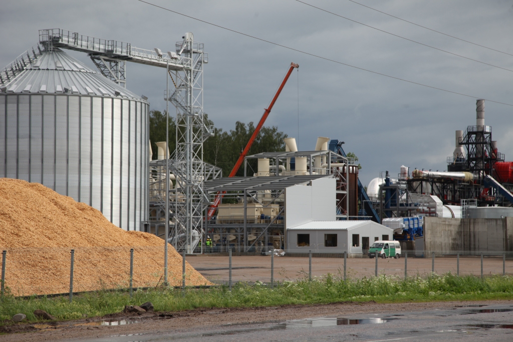 Jaunā SIA „LatGran” kokskaidu granulu rūpnīca, kas radusi mājvietu Daukstu pagastā, iekārtas plāno iedarbināt septembrī, tādējādi iekļaujoties plānotajos termiņos. 	
Autors: Gatis Bogdanovs  