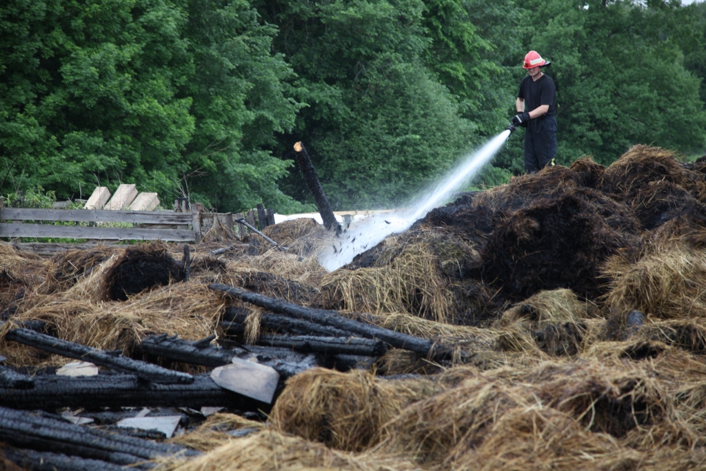 Visu nakti uz ceturtdienu un arī vēl vakar ugunsdzēsēji turpināja siena ruļļu jaukšanu un laistīšanu. Šķūnis, kurš nodega, bijis aptuveni 25 metru garumā. 
Autors: Gatis Bogdanovs