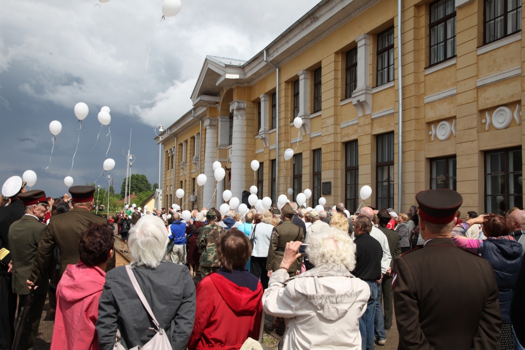 Turpinot pirms gada aizsākto tradīciju, debesu plašumos tika palaisti balti baloni, lai tie nes sveicienus mūsu tautiešu dvēselēm. 
Autors: Gatis Bogdanovs