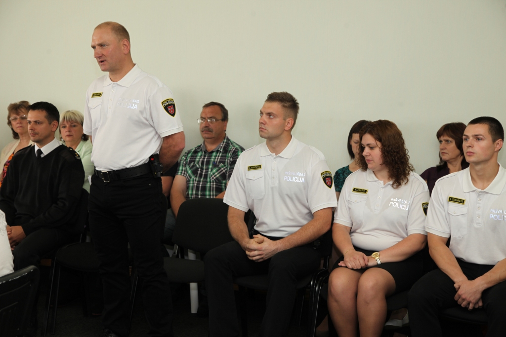 Pēc kārtējās domes sēdes Gulbenes novada pašvaldības policijas darbiniekiem Gintam Škenderam (no labās), Kristīnei Saulītei, Alvim Makejevam un Imantam Kublačovam tika pasniegtas amata dienesta apliecības un amata atšķirības zīmes. 
Autors: Gatis Bogdanovs