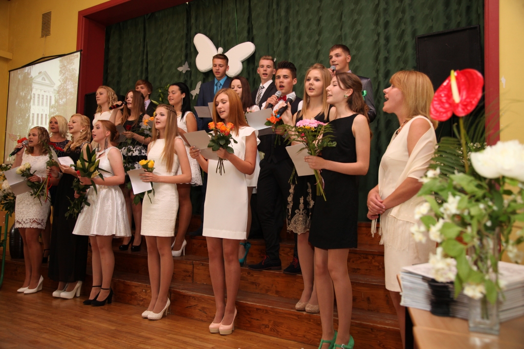 Gulbenes novada valsts ģimnāzijas 9.b klases skolēni pagājušajā piektdienā svinēja izlaidumu. Viņu klases audzinātāja Laura Anže var lepoties, jo viņas audzināmajā klasē ir daudz spējīgu un gudru skolēnu. Šai klasei skolā ir visaugstākie mācību sasniegumi. Eksāmenus skolēni nokārtojuši ļoti labi. Daļai skolēnu atzīmes eksāmenos ir par balli vai pat divām augstākas nekā gada atzīme attiecīgajā mācību priekšmetā. 
Autors: Gatis Bogdanovs