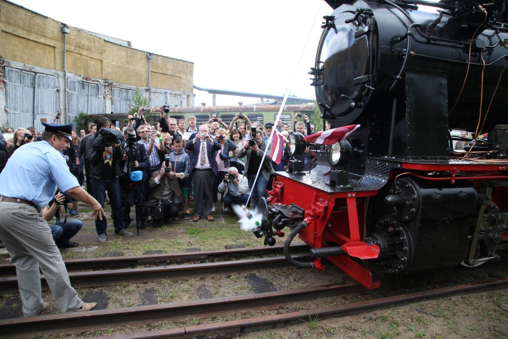 Kā pieņemts, pret tvaika lokomotīvi tradicionāli tiek sasista šampanieša pudele. Uzskata, ja tā saplīst smalkās druskās, lokomotīve labi ripos. Tas izdevās SIA „Gulbenes- Alūksnes bānītis” valdes loceklim Aldim Kreisleram.
Autors: Gatis Bogdanovs