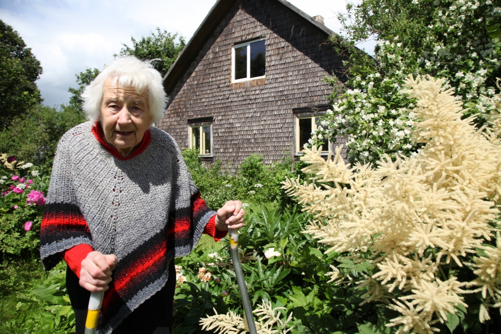 Līgo pagasta „Upvidos” pensionētā skolotāja Guna Eglīte, kurai ir 89 gadi, ir trešās Eglīšu paaudzes pārstāve. Viņa bieži kavējas atmiņās, lai iztēlē skatītu mājas apkārtni un dārzu, kāds tas bija viņas bērnībā un ko tas spējis saglabāt līdz šodienai. 
Autors: Gatis Bogdanovs   