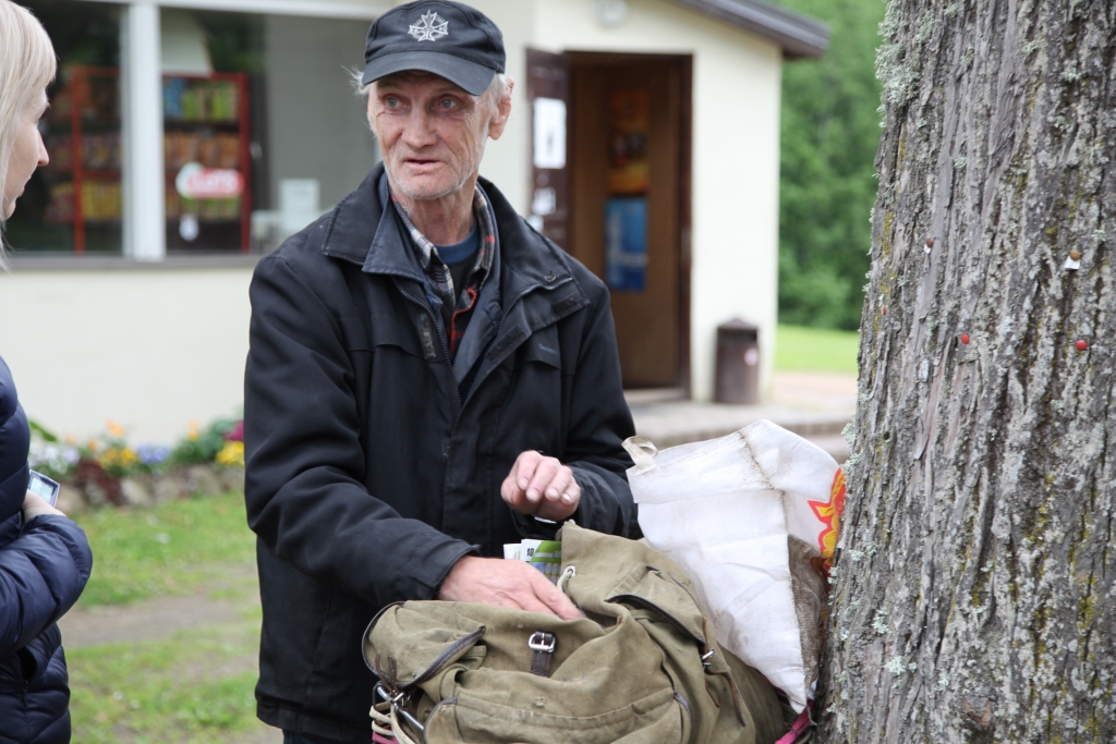 Kalnenietis Staņislavs Kulašs, iepērkoties veikalā, vairs nepievērš uzmanību latu cenām. “Kāda nauda ir, ar tādu jādzīvo,” viņš saka. 
Autors:  Gatis Bogdanovs