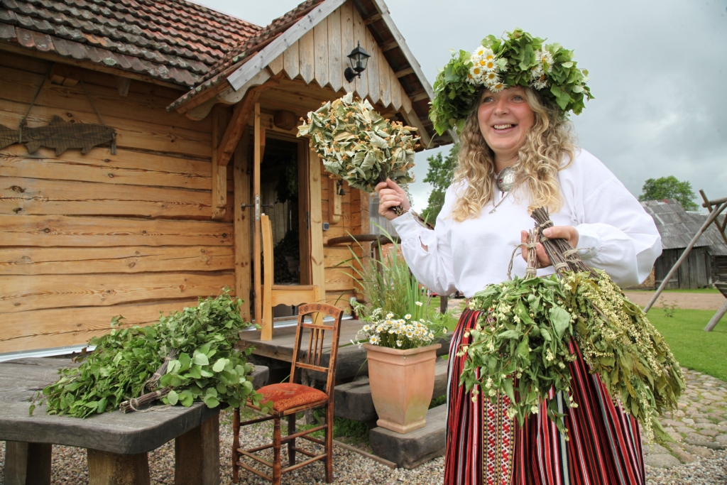 „Savulaik man Jāņi saistījās ar ķimeņu sieru, jasmīnu ziedu pušķi, vainagu un ugunskuru, bet, kopš dzīvojam Daukstu pagasta „Āriņos”, kur izveidojām Pirtslietu darbnīcu, bez pirts jau vairs nevar, īpaši tāpēc, ka tā ir bijusi šo svētku neatņemama sastāvdaļa jau ļoti sen. Pirtī ir jāiet 21., 22. un 23.jūnijā, jo tas ir laiks, kad visām slotām, augiem un dabai piemīt vislielākā enerģija un maģiskais spēks. Jāņos pirtī gar sienām var salikt bērzu meijas, saplūkt pļavā margrietiņas, lai būtu vēl lielāka svētku noskaņa. Pirtī šinīs dienās var sanest visu, kas aug pļavā. Pērienam jāņem svaigas visdažādāko augu slotiņas,” stāsta Pirtslietu darbnīcas saimniece Līga Griķe. Viņa labprāt dalās savos ieteikumos tiem, kas Līgovakarā dosies uz pirti. 
Autors: Gatis Bogdanovs
