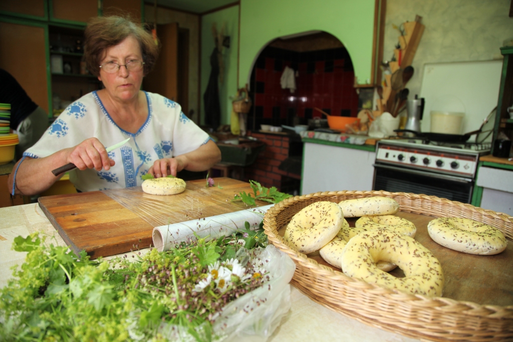 Rankas pagasta „Kalna Pakalniešu” saimniecei Guntai Kalniņai pieder patents siera vainadziņu veidošanā. Vainadziņus, no kuriem mazākie sver 300 gramu, bet lielākie – kilogramu un pat divus kilogramus, viņa rotā ar dažādu augu lapiņām un ziediņiem. „Rotāšanas process līdzinās meditācijai un man sagādā baudu. Jāņos pircējiem piedāvāju sieru - „Kalna Pakalniešu” vasara, bet ir arī „Kalna Pakalniešu” ziema, pavasaris un rudens. 
Autors: Gatis Bogdanovs