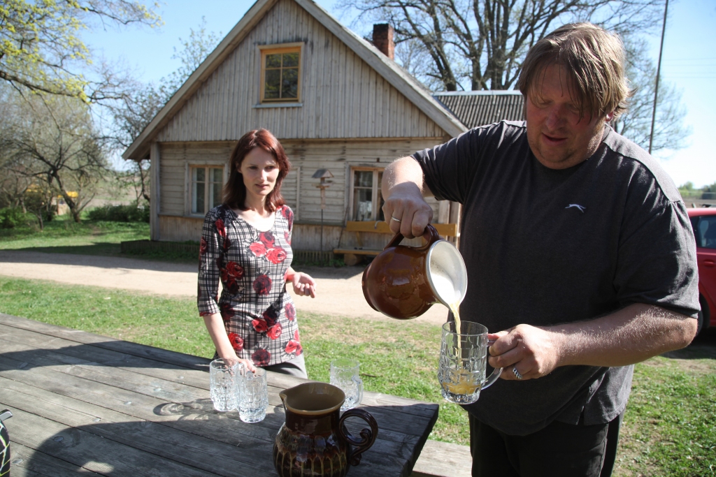 SIA „Tālavas ķēniņa alus”, kura alus ražotne atrodas Lizuma pagasta „Kāmiešos”, domājot par svētkiem, darinājusi gaišo alu ar nosaukumu „Pērkona vasara”. 
Autors: Gatis Bogdanovs
