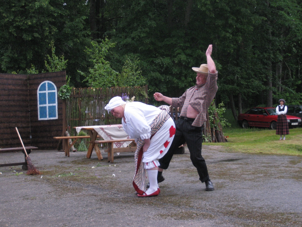 Jestri un ar humora pilnu devu lomās iejutās un skatītājus ar savu aktiera talantu priecēja Jaungulbenes tautas nama vadītāja Sarmīte Supe-Stabiņa un Jaungulbenes pagasta pārvaldes vadītājs Aleksandrs Vasiļjevs.
Autors: Inita Savicka