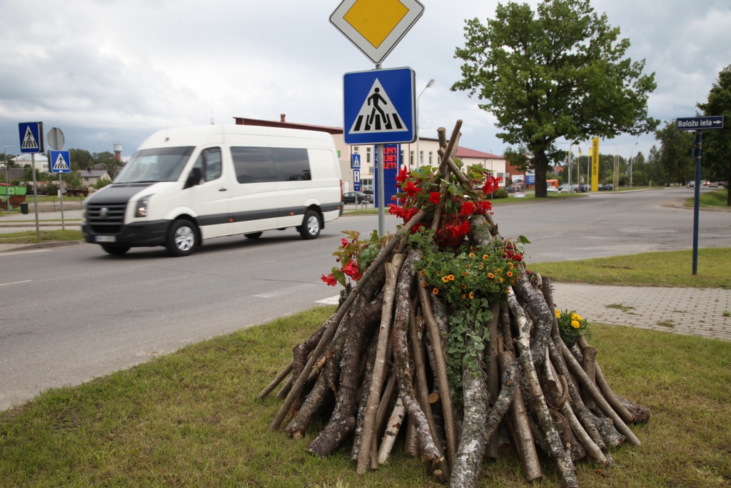 Floristes Larisas Stradiņas iekurtais ziedu ugunskurs Brīvības un Baložu ielas stūrī priecē ikvienu, kurš kājām vai braukšus pārvietojas pa šīm ielām.
Autors: Gatis Bogdanovs
