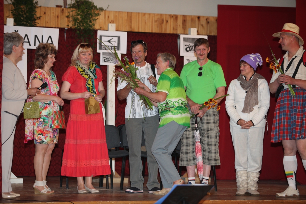 ◆ Līgovakarā arī galgausnieši pulcējās uz kopīgu līgošanu. Uzstājās “Veišu muzikanti”, kā arī dejotāji no kaimiņu - Tirzas - pagasta. Kā katru gadu – uz Jāņiem savu veikumu rādīja arī Galgauskas teātris, starp vietējiem aktieriem - arī pārvaldnieks Jānis Biezais (vidū).   
Autors: Gatis Bogdanovs