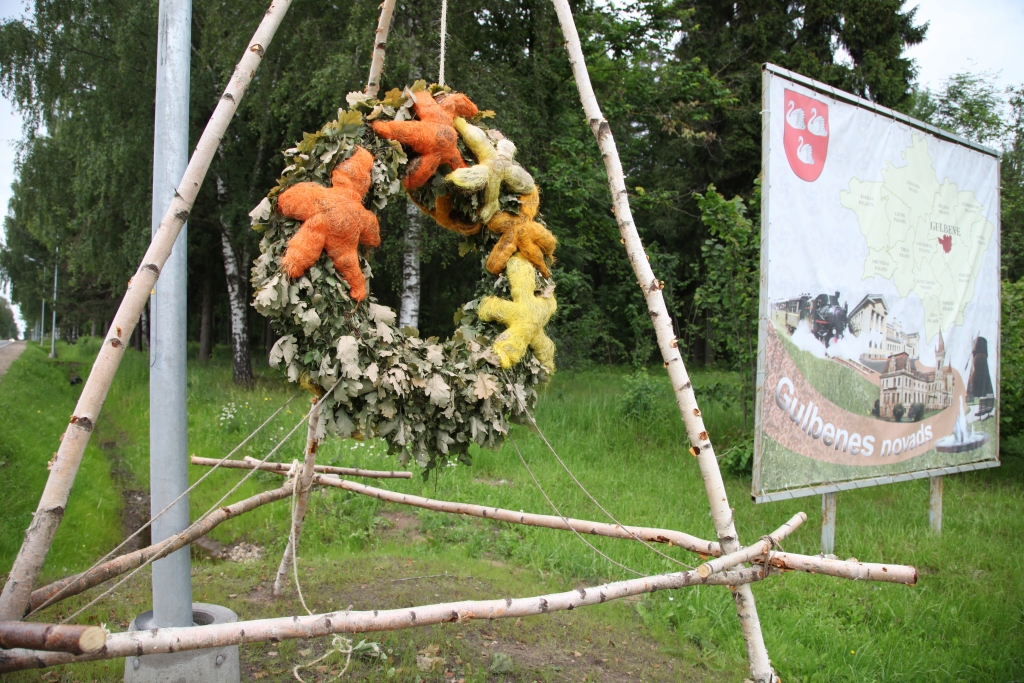 Katru, kurš iebrauc Gulbenē, gan svētkos, gan arī  šobrīd pie pilsētas robežas sagaida floristu Ingas Nagles un Sandras Semenkovičas darinātie vainagi. Tos balsta stilizēti zārdu koki. 
Autors: Gatis Bogdanovs