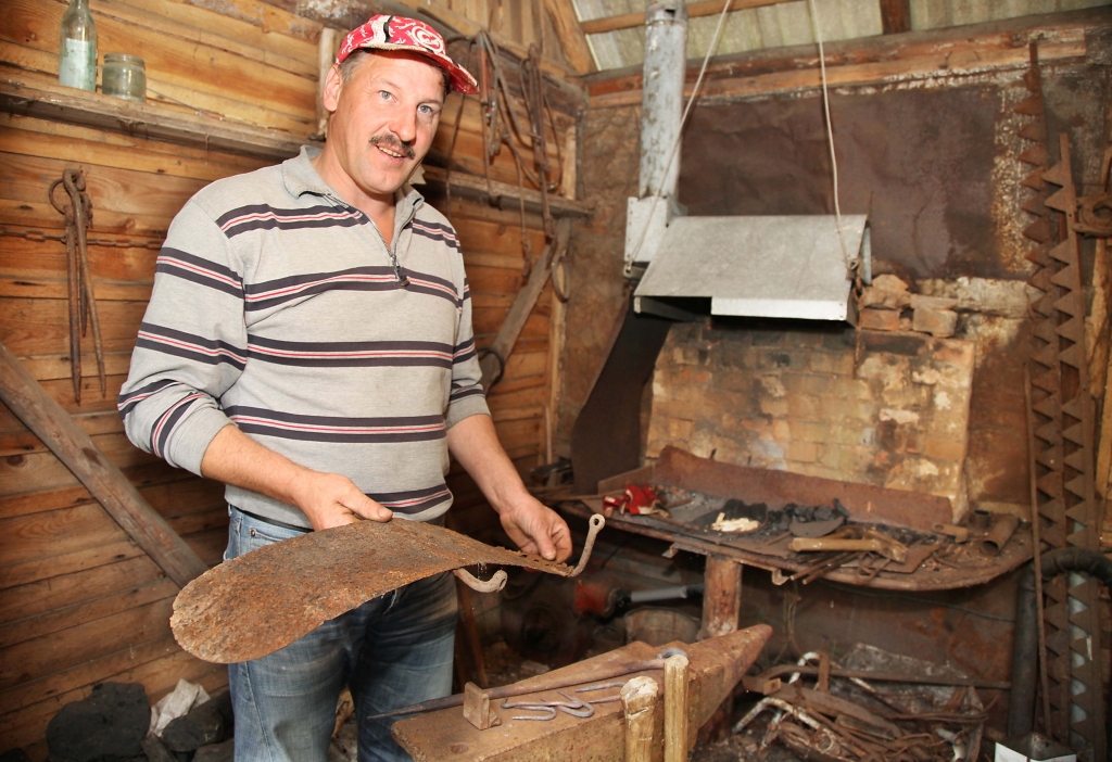 Kalējs Arnis Markovs no Tirzas pagasta joprojām smēdē glabā liecības, cik nozīmīgs savulaik bijis kalēja arods. Viņam rokās – droškas dubļu sargs. 
Autors: Gatis Bogdanovs