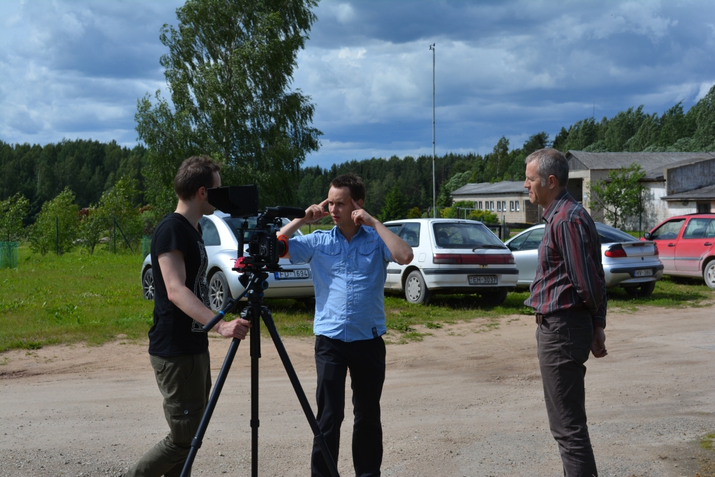 Jūnijā Lizumā notika pirmais posms filmas izveidē - nepieciešamo materiālu uzņemšana, intervēšana. Sandris Rakauskis (vidū) ir izstrādājis filmas scenāriju.  
Autors: Rūta Bokta