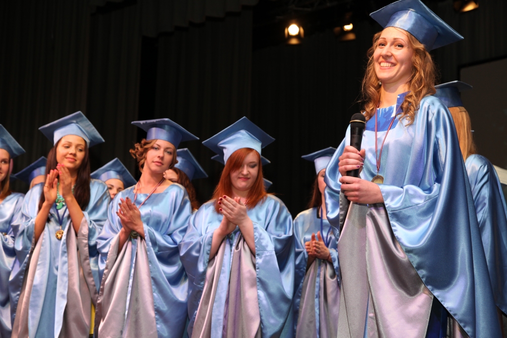 Gulbenes novada valsts ģimnāzijas absolventei Zanei Kalniņai (no labās) mācību sasniegumu vidējais vērtējums ir 9,3 balles.  
Autors: Gatis Bogdanovs