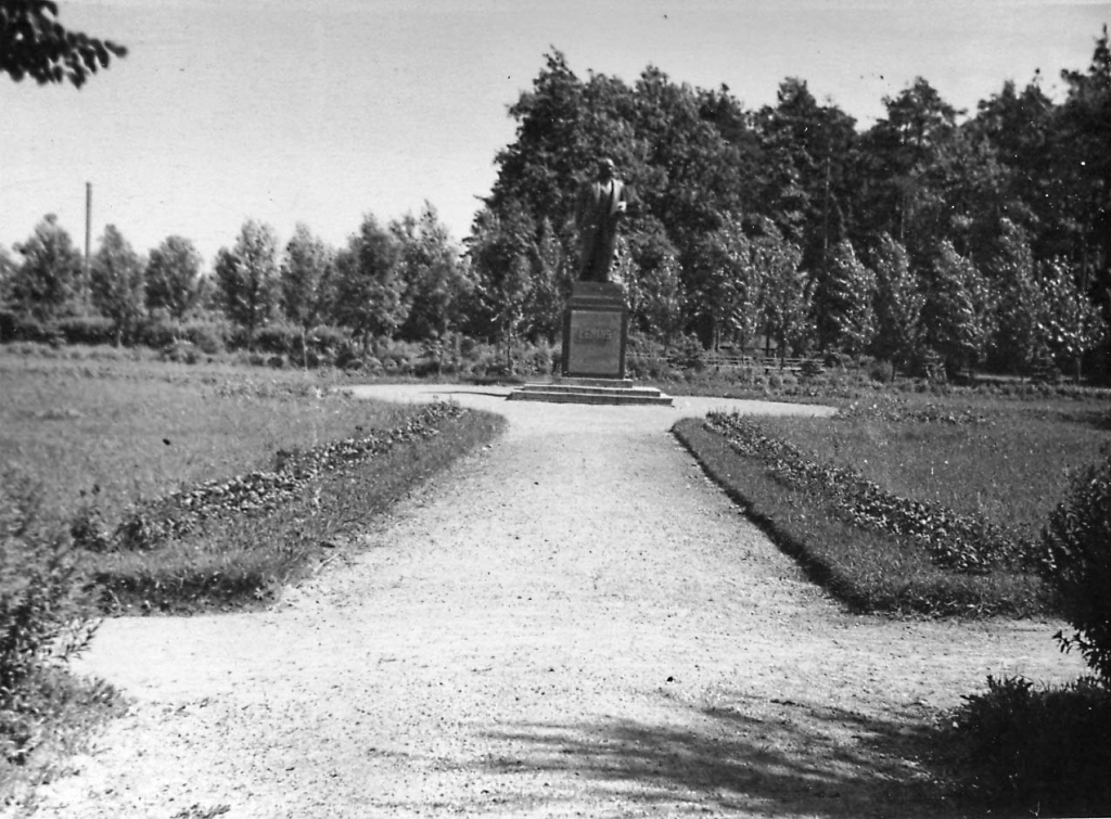 Gulbenes centrālais parks izveidots piecdesmitajos gados. Ļeņina pieminekli sāka uzstādīt 1953.gadā, atklāja 1954.gadā. 
Autors: no Gulbenes GVMM arhīva