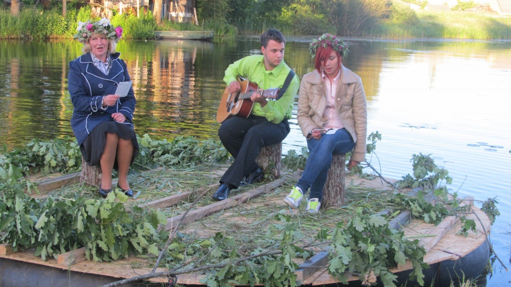 Līgo pagastā tradicionāli Jāņu ielīgošana sākas jau 23.jūnija rīta pusē. Arī šogad pagasta centrā notika sporta spēles un dažādas citas jautras izdarības. Notika arī sieru degustācija. Jau otro gadu ielīgošanas pasākumā uz plosta tika iedegts ugunskurs un palaists pagasta centrālajā dīķī. Uz otra plosta, kas jau ir sagatavots, domājot par Novada svētkiem, tika skandētas līgodziesmas.  
Autors: no personiskā albuma