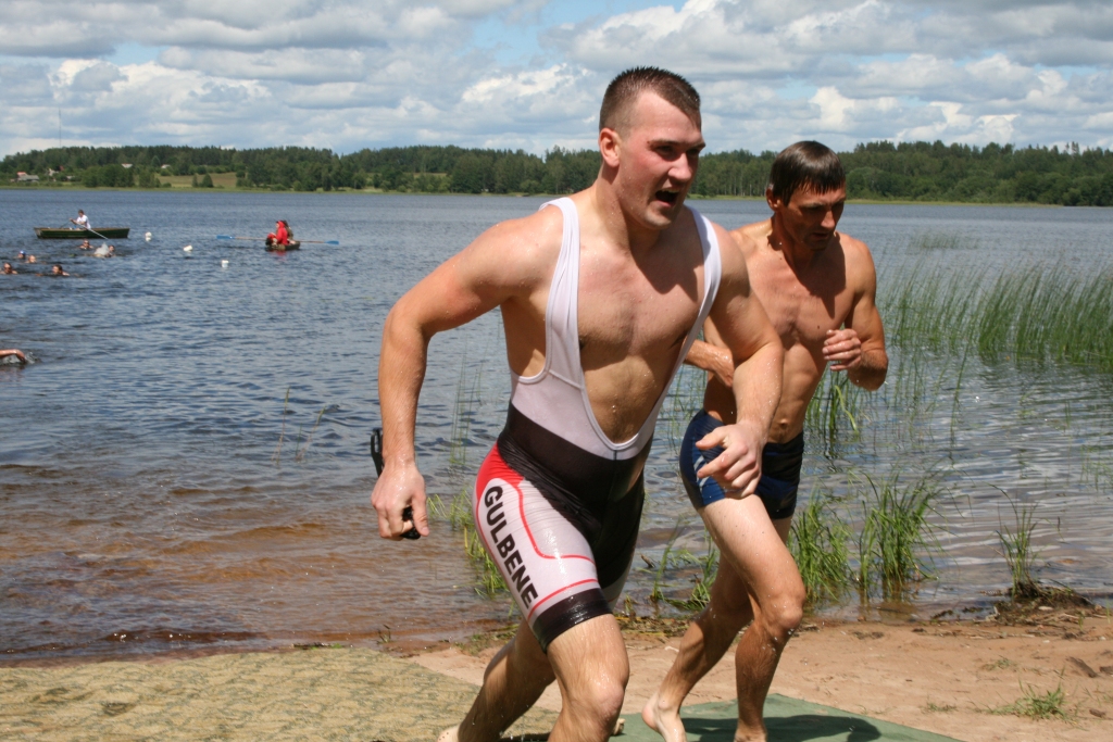 Pirmais pēc aukstās peldes no ūdens iznāca Raivis Ančs (no labās), bet turpat jau bija arī Oskars Sukurs. Sīva cīņa starp abiem turpinājās visa triatlona garumā. 	
Autors: no personiskā albuma