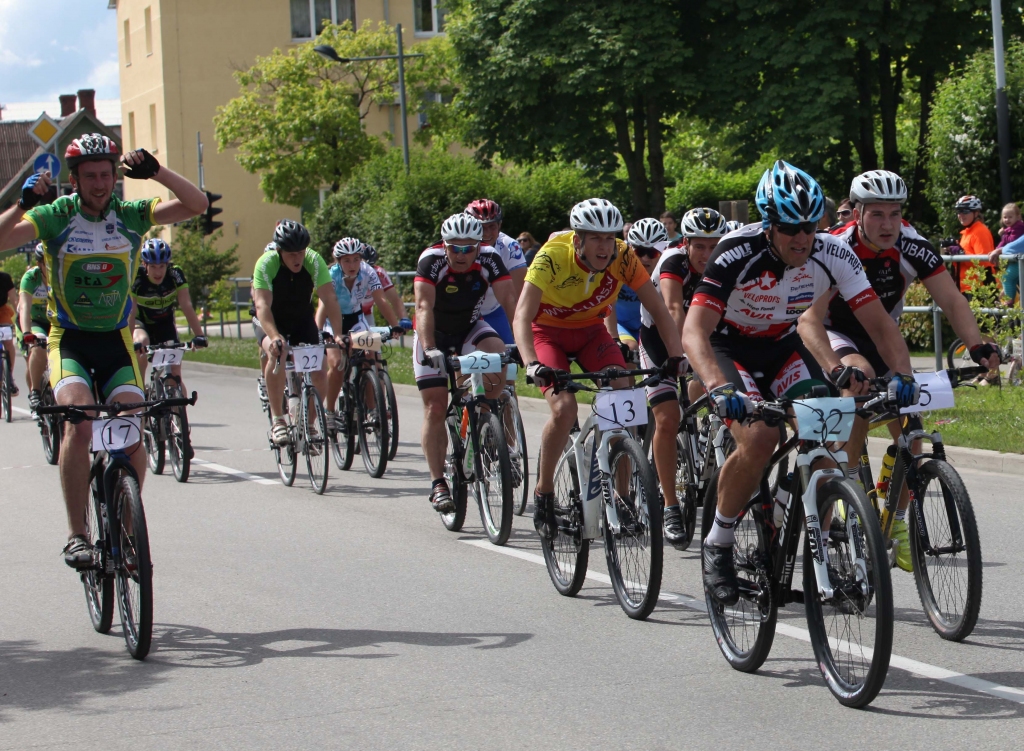 Gulbenē sestdien norisinājās velopasākums “Ekovelo Gulbene 2014”, kurā iesaistīties varēja gan lieli, gan mazi riteņbraucēji. Šis pasākums notika jau otro gadu, pulcējot daudz dalībnieku un arī apmeklētāju. Velosvētki pilsētā iesākās ar amatieru riteņbraukšanas sacensībām, kurās starts tika dots 54 dalībniekiem. Šogad šīs sacensības bija daudz grūtāk nosaukt par amatieru riteņbraukšanu, jo sportistu fiziskā sagatavotība un aprīkojums bija nopietns un uzrādītie rezultāti bija atzīstami. 	
Autors: Gatis Bogdanovs