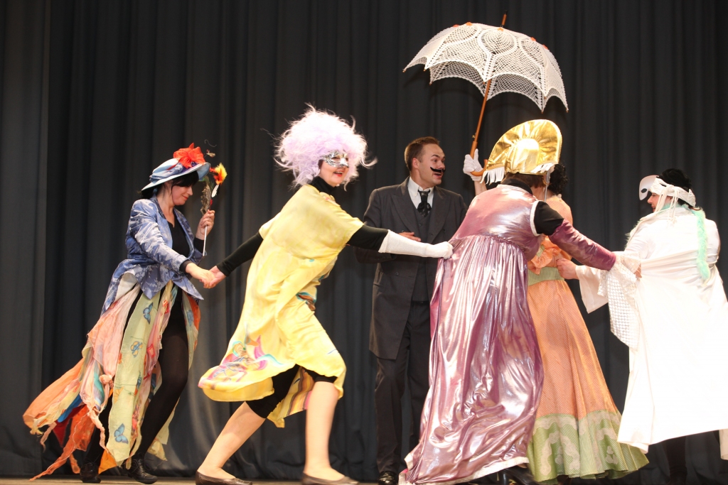 Uzvedumā tika izspēlētas dažādas Jūlija Straumes dzīves epizodes, starp tām arī Parīzes laiks ar nākamās sievas Augustes iepazīšanu un skaistajiem karnevāliem. J.Straumes lomā izrādē iejutās trīs aktieri – Atis Barinskis (attēlā), Edijs Frīdenbergs un Ivars Suseklis. 	
Autors: Gatis Bogdanovs