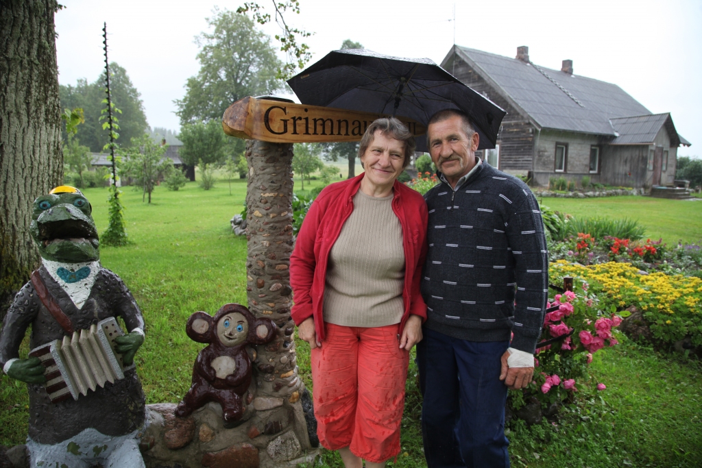 „Izveidoju mājvārdu, bet ko tad stāvēs tāds vientulīgs pie staba? Tā arī ķēros pie multiplikācijas filmas galveno varoņu -  krokodila Genas un Čeburaškas – veidošanas, paklausot mazmeitu ierosinājumam. Visvairāk nopūlējos ar krokodila galvu,” stāsta Lizuma pagasta „Grimnaužu 2” mājas saimnieks Jānis Kozlovskis. Blakām figūrām iesakņojies no Mālmuižas atvestais parka rozes krūms par kuru priecājas viņa dzīvesbiedre Anna. Plašajā mājas teritorijā ērti iekārtojušās arī citas saimnieka darinātās figūras. 
Autors: Gatis Bogdanovs