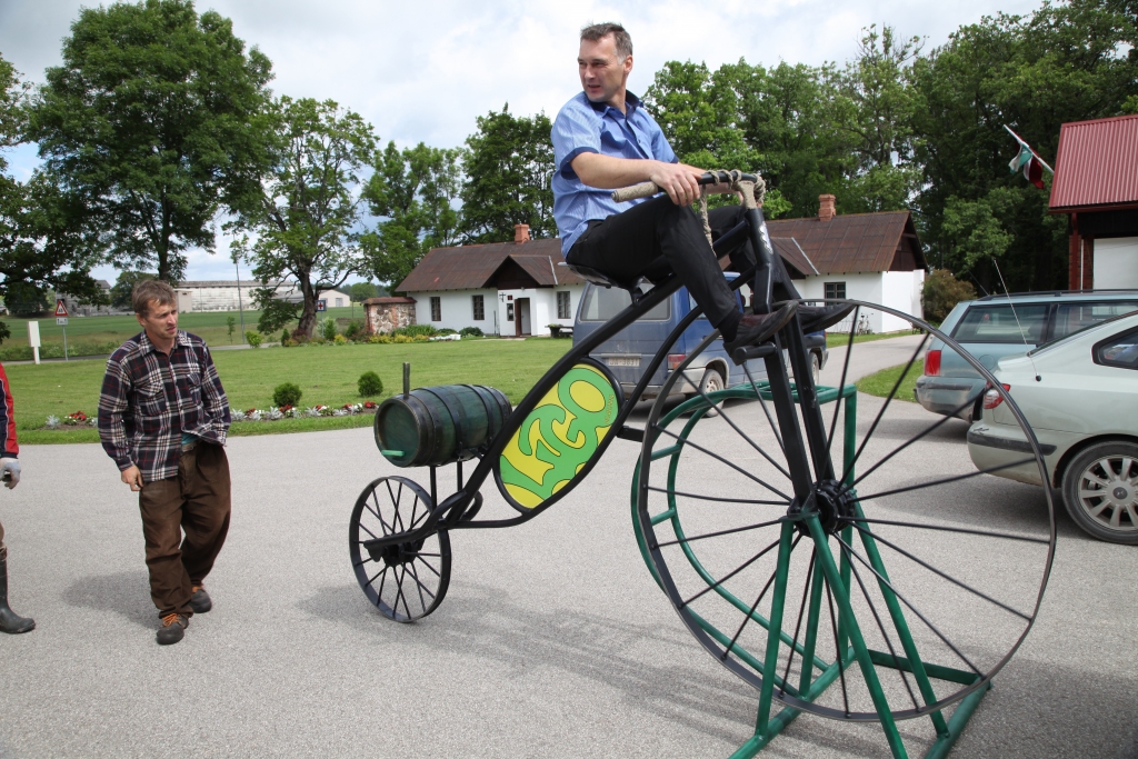 Svētku laikā laukumā pie Litenes pagasta pārvaldes ikvienam būs iespēja aplūkot dažādus vides objektus – riteņus, ko būs sarūpējuši visi mūsu novada pagasti. Kad “Dzirkstele” ceturtdien viesojās Litenē, pārvaldes pamazām jau veda savus riteņus uz Liteni. Katrs ritenis ir citādāks, katrs tapis ar savu domu. Tie visi kopā būs jauka dāvana Litenei un arī papildinājums jau pērn tapušajam lielajam un cēlajam Litenes ritenim. 
Autors: Gatis Bogdanovs