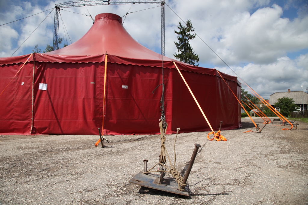 Gan prieks, gan sūdzības. Kamēr mazuļi bauda cirka priekšnesumus, tikmēr vecāki ievēro trūkumus – uzstādot cirka telti, esot bojāts asfaltsegums, savukārt dabiskās vajadzības mazuļi kārtoja zālājā, jo nebija nodrošināta pārvadājamā tualete.
Autors: Gatis Bogdanovs