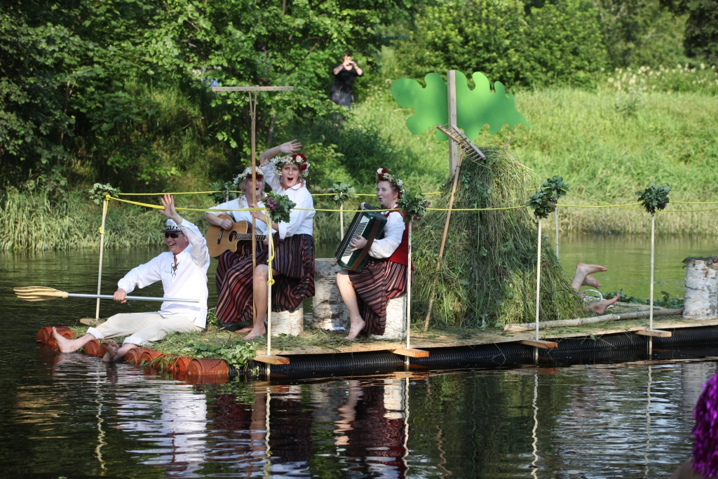 Cits pēc cita Novada svētkos pa Pededzi peldēja pagastu izloloti plosti. Stradu pagasta plostam netrūka ne oriģinalitātes, ne humora. To stūrēja Stradu pagasta pārvaldes vadītājs Juris Duļbinskis.  
Autors: Gatis Bogdanovs