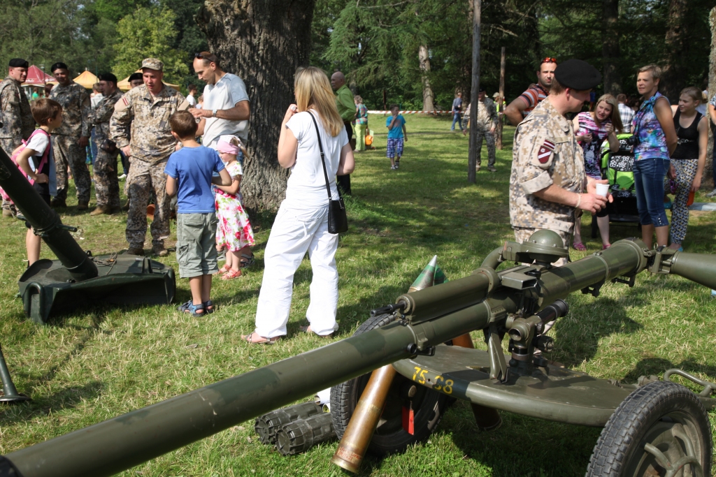 Gan pieaugušie, gan bērni svētku laikā ar interesi un arī uzdodot jautājumus karavīriem un zemessargiem aplūkoja ieročus un armijas tehniku.
Autors: Gatis Bogdanovs