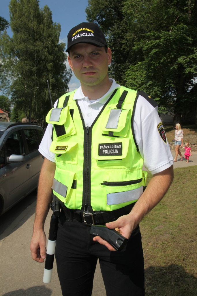 Respekts. Pašvaldības policistu klātbūtne un labā stāja vien jau mudina sabiedrību uzvesties atbilstoši vispārpieņemtajām normām. Novada svētkos par sabiedrisko kārtību rūpējās arī pašvaldības policists Alvis Makejevs. Speciālo līdzekli – elektrošoka ierīci – huligānu savaldīšanai viņam izmantot nebija vajadzības. 
Autors: Gatis Bogdanovs