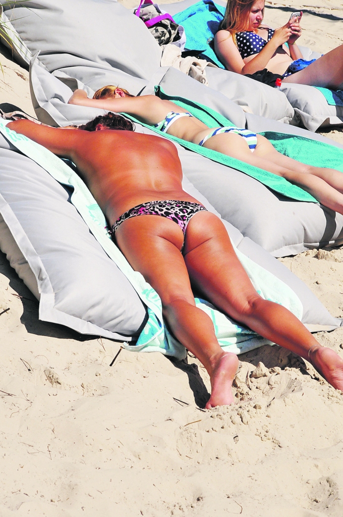 Uzturēšanās saules staros ir patīkama veselības uzlabošanas procedūra, tikai jāievēro robežas, lai nenodarītu sev ļaunu.	
Autors: DAINIS ĢELZIS