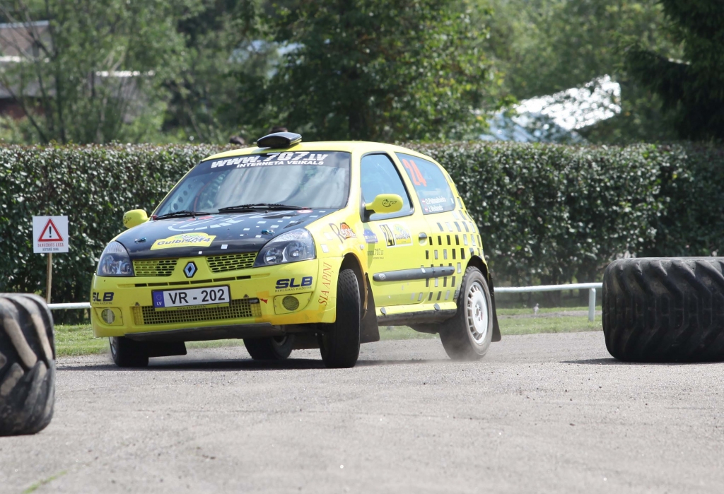 Pirmais ātrumposms skatītāju priekam bija sarūpēts pilsētas stadionā. Skaļas ovācijas no skatītāju puses tika veltītas arī mūsu sportistam Oto Patmalniekam ar līdzbraucēju Jāni Veilandu, kurš rezultātā ieguva 3.vietu savā klasē. 
Autors: Gatis Bogdanovs