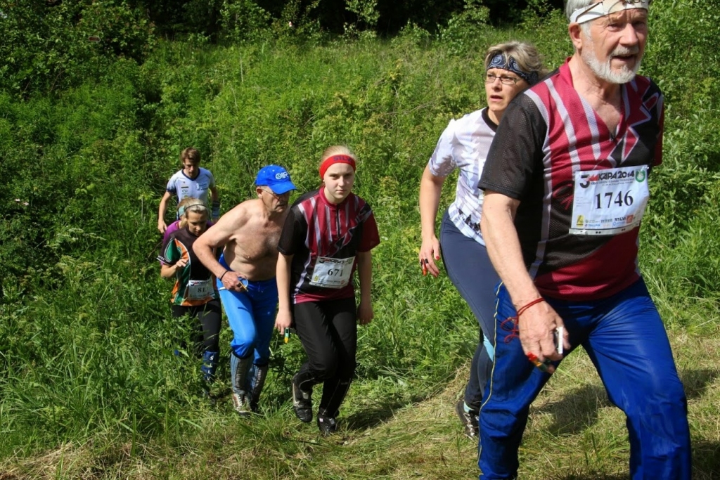 Orientēšanās sacensībās “Kāpa” Juris Zaķis (priekšplānā) M70 grupā ieņēma 8.vietu. Godam turējās arī Agneta Švarce-Švampāne (vidū).
Autors: no personiskā arhīva