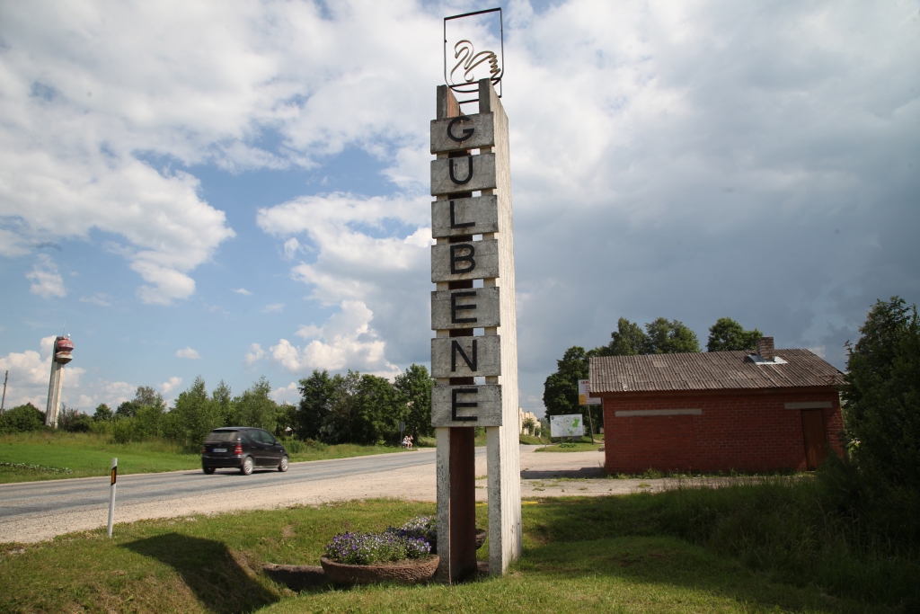 Kādu iedzīvotāju satrauc, ka pāris gadu desmitus uzraksts “Gulbene” kā stāvējis, tā stāv, bet netiek atjaunots, lai vizuāli izskatītos pievilcīgāks.
Autors: Gatis Bogdanovs