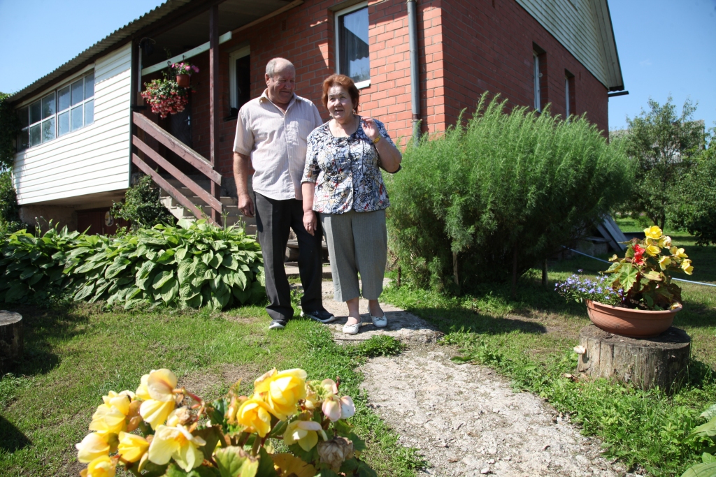 Gan Līvija Mantone, gan viņas dzīvesbiedrs Jānis labprāt darbojas pa dārzu. Viņi atzīst – šai nodarbei ir jāpatīk, tad arī dārzā viss augs un priecēs acis un sirdi. 	
Autors: Gatis Bogdanovs