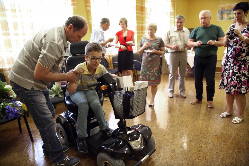 Izmēģinot gan trenažieri, gan arī ratiņkrēslu, Matīss un viņa vecāki atzina, ka šis ir neatsverams ieguvums. Viņi izteica milzīgu pateicību “rotariešiem”.
Autors: Gatis Bogdanovs