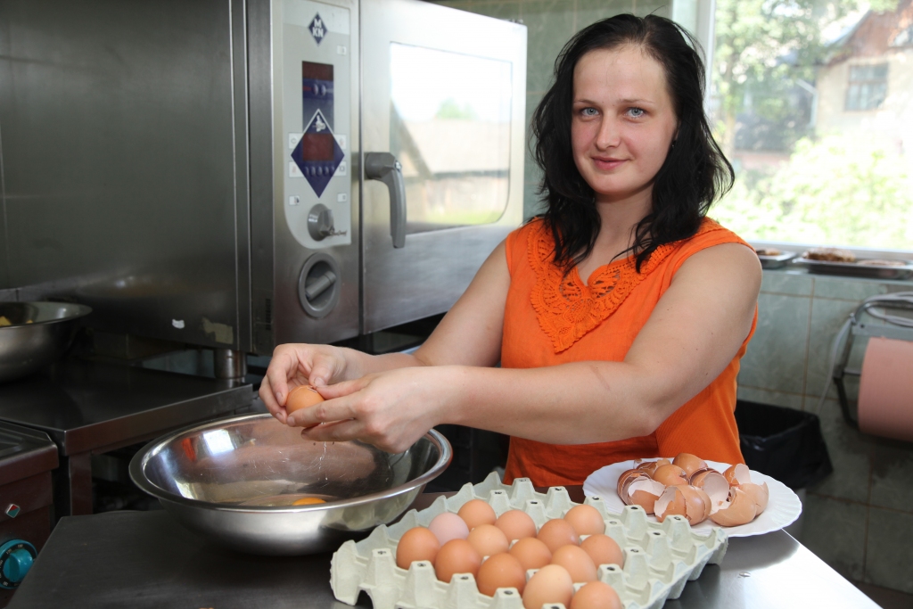 Druvēniete Anita Tillere parasti cep torti no 30 olām. Savukārt, gatavojot krēmus tortei, viņa variē un taisa tos, vadoties pēc sajūtām.
Autors: Gatis Bogdanovs