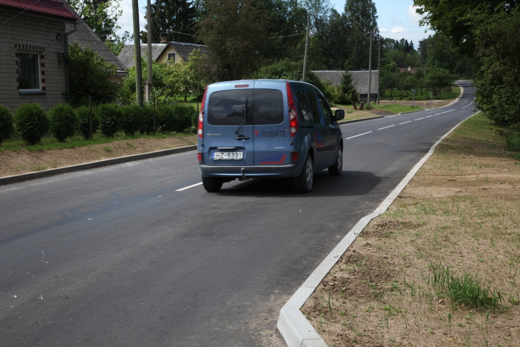 Kāpēc Miera iela virzienā no kapiem uz Brīvības ielu ir palikusi bez gājēju ietves? Iedzīvotāji ir neizpratnē, kāpēc projektētāji nav padomājuši par kājāmgājēju drošību.
Autors: Gatis Bogdanovs
