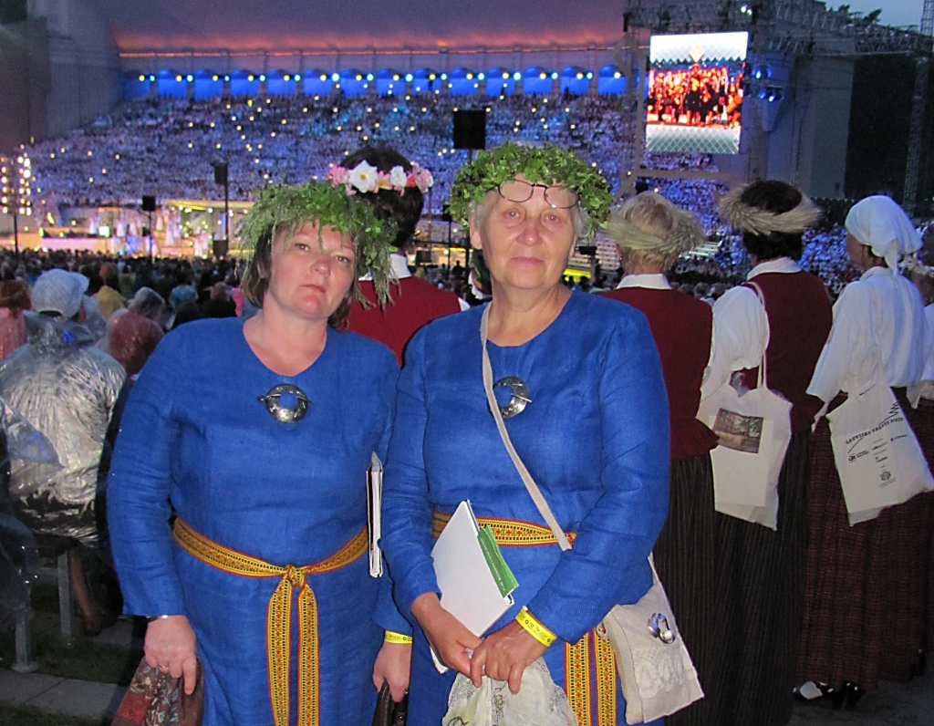 Trīs mūsu novada kori - Lejasciema pagasta jauktais koris “Kaprīze”, Jaungulbenes tautas nama sieviešu koris “Liede” un Gulbenes kultūras centra jauktais koris “Harmonija” - svētdien Rīgā piedalījās Pasaules koru olimpiādes lielkoncertā Mežaparka estrādē. Jaungulbenes sieviešu kora dalībnieces Diāna Šķēla un Vija Žubule (attēlā) atzīst, ka tas bijis vēsturisks notikums. 	
Autors: Sarmīte Supe-Stabiņa