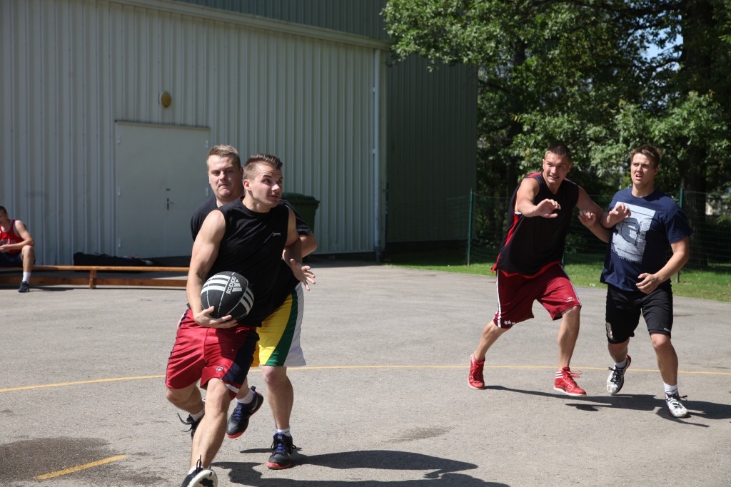 Gulbeniešu komanda “Arņa frizūra” basketbolā izcīnīja 3.vietu.
Autors: Gatis Bogdanovs