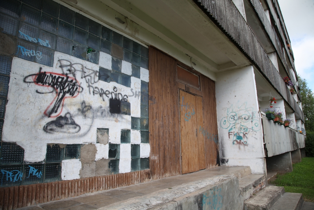 Jāsamierinās vai jācīnās? Šādi “izdaiļojumi” redzami uz kādas daudzdzīvokļu mājas sienas Gulbenē, Gaitnieku ielā. Pagaidām neviens iedzīvotājs nav bijis tik sašutis, lai aktualizētu nepieciešamību novērst ķēpājumus un noskaidrot autorus.
Autors: Gatis Bogdanovs