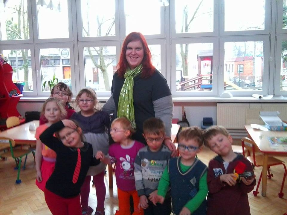 Dzīvesprieka pilni bērni, kuri, būdami neredzīgi, mācās ar visu tikt galā paši un jau daudz prot. Ance Jolanta Lauva-Salnāja jau ir pieradusi būt starp šiem poļu bērniem, nebrīnās ne par ko, bet ciemos atbraukusī gulbenietes māsa raudājusi.  
Autors: no personiskā arhīva