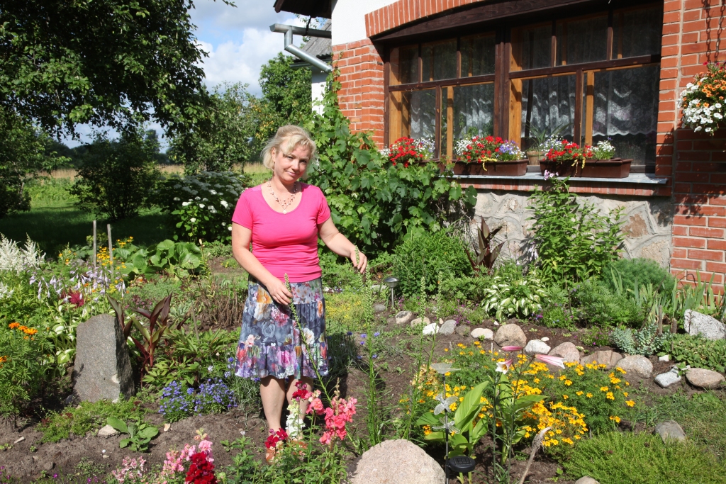 Dace atklāj, ka puķu dobes nepārtraukti tiek pārveidotas, tiek eksperimentēts, iegādāti jauni augi.  
Autors: Evita Brokāne
