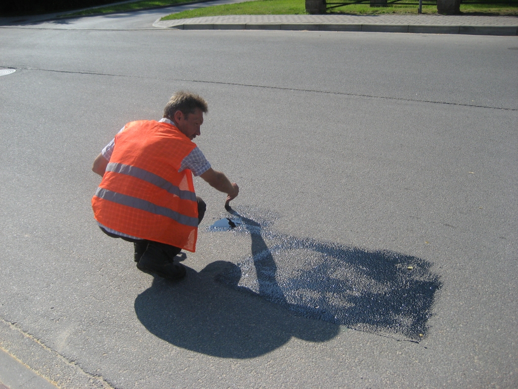 Nevienam nav tiesību apzīmēt vai aprakstīt Gulbenes ielu asfaltu. Neglītie zīmējumi uz Skolas ielas otrdien tika aizlieti un aizkrāsoti ar piķi. 	
Autors: Diāna Odumiņa