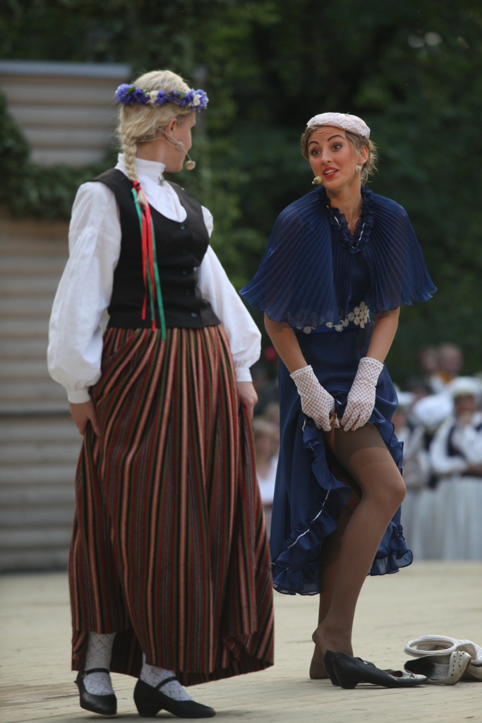 Litenes estrādē īpaši Novada svētkiem tika veltīts uzvedums “Trīs ozoli Litenē”. Tajā litenietes, topošās skolotājas lomā - Līga Leimane (no kreisās), savukārt Rīgas meitenes lomā – Elīza Ļistopada. 
Autors: no “Dzirksteles” arhīva